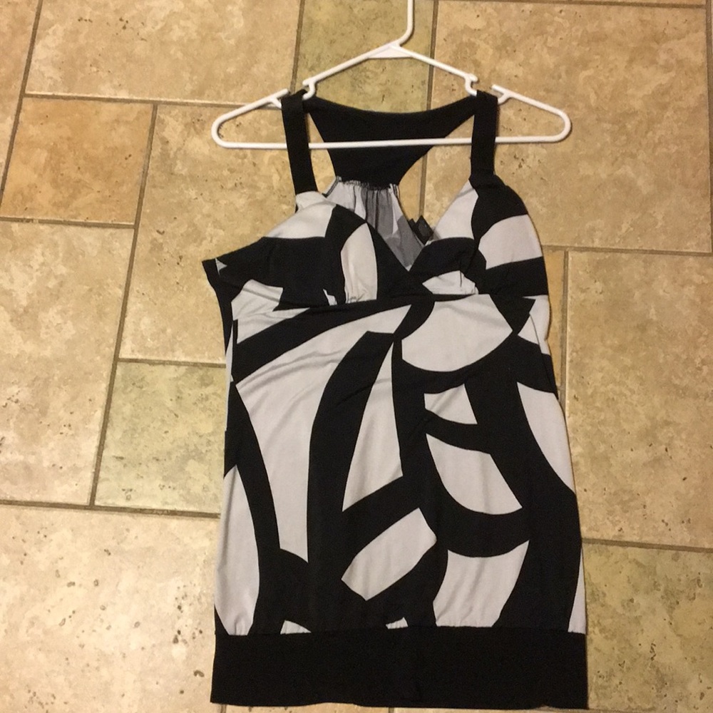 Sleeveless top. Black/white